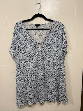 Lane Bryant Blue White Floral V-Neck Short Sleeve Top with Ring Detail